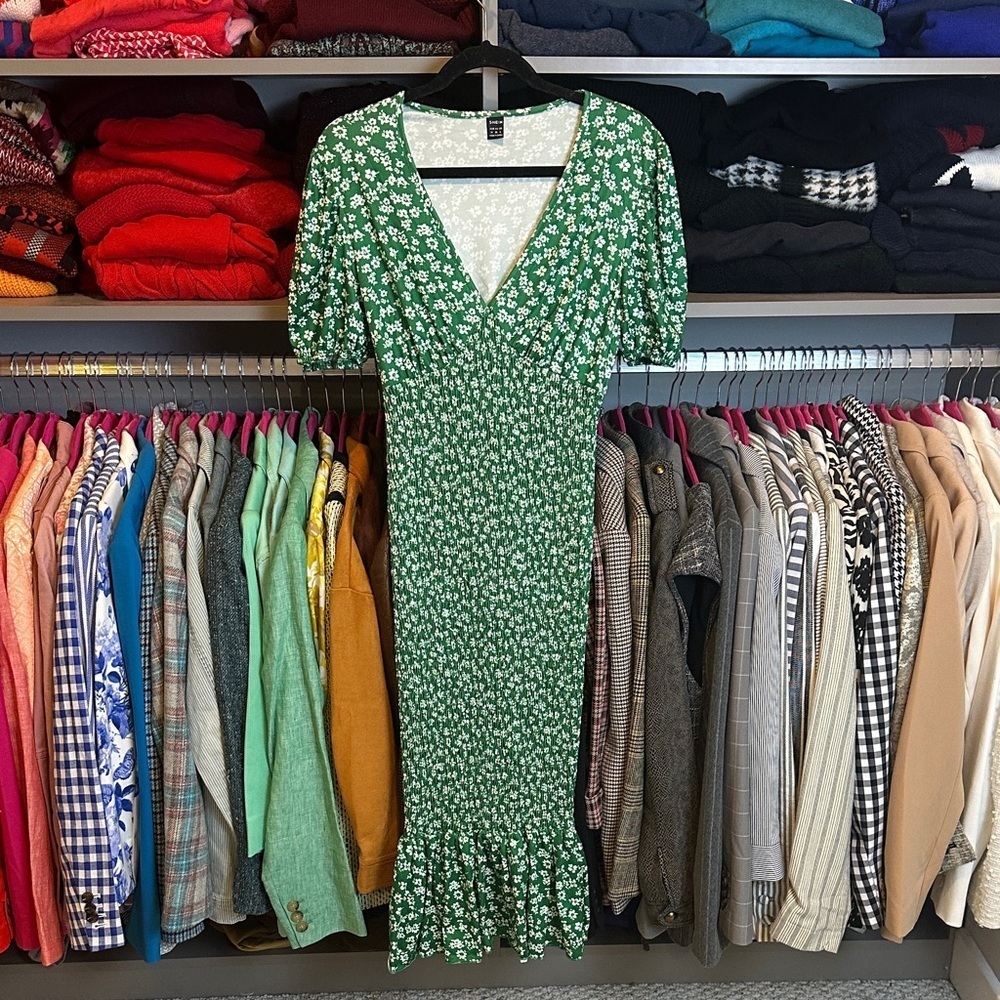 SHEIN green/white floral short sleeve v neck smocked body con midi dress size M